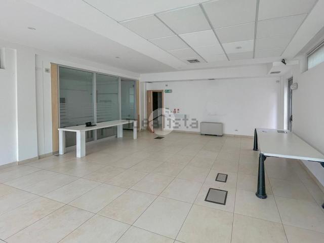 Locale Commerciale in affitto a Palazzo Pignano, Lombardia