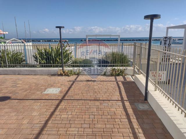 Locale Commerciale in affitto a Rimini, Reggio Emilia