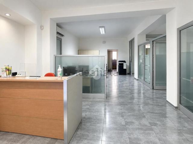 Locale Commerciale in affitto a San Benedetto, Cagliari