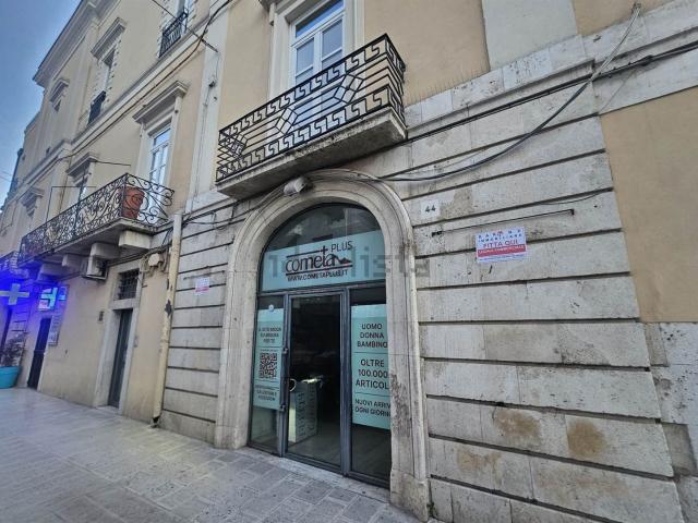 Locale Commerciale in affitto a Puglia, Bari
