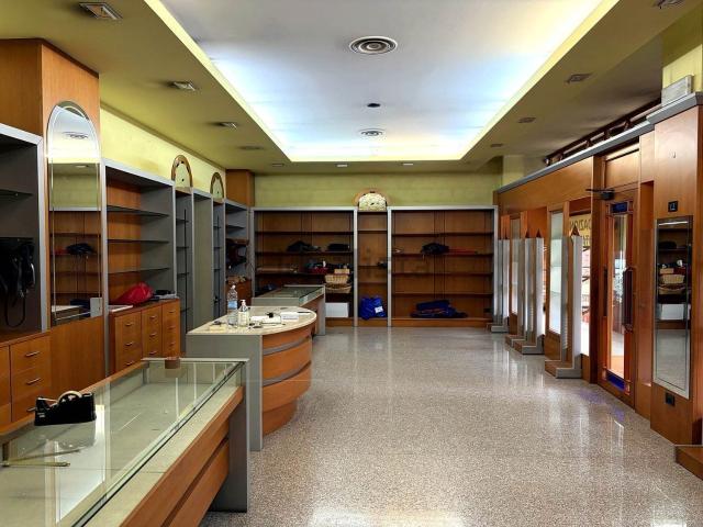 Locale Commerciale in affitto a Zona Omogenea Milano Nord, Paderno Dugnano