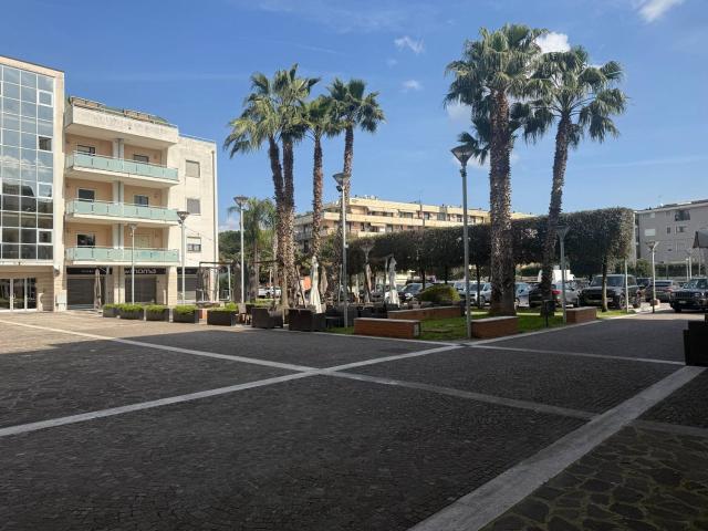 Locale Commerciale in affitto a Santa Maria Capua, Campania