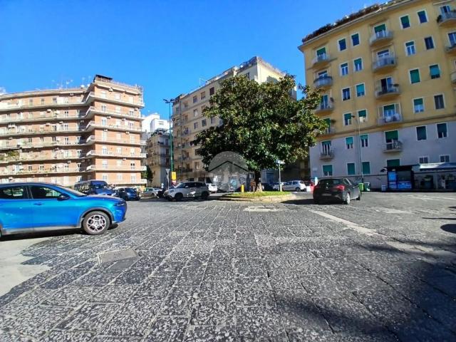 Locale Commerciale in affitto a Municipalità 2, Campania