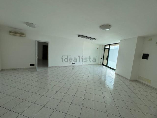 Locale Commerciale in affitto a Tirassegno, Marche