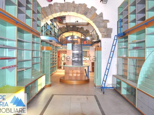 Locale Commerciale in affitto a Città Nuova-Barriera Nuova-San Vito-Città Vecchia, Villa Opicina