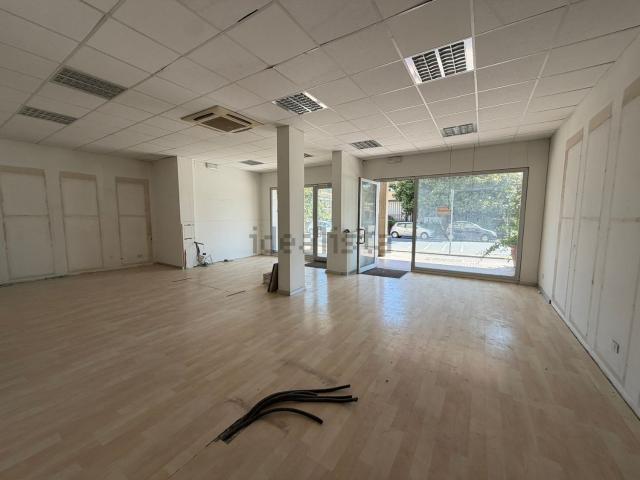 Locale Commerciale in affitto a Signa, Toscana