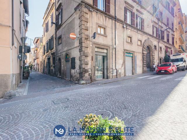 Locale Commerciale in affitto a Viterbo, Lazio