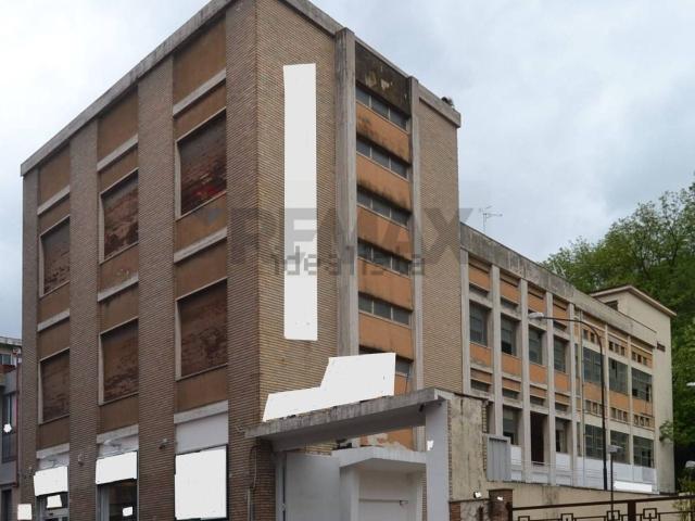 Locale Commerciale in affitto a Municipalità 3, Campania