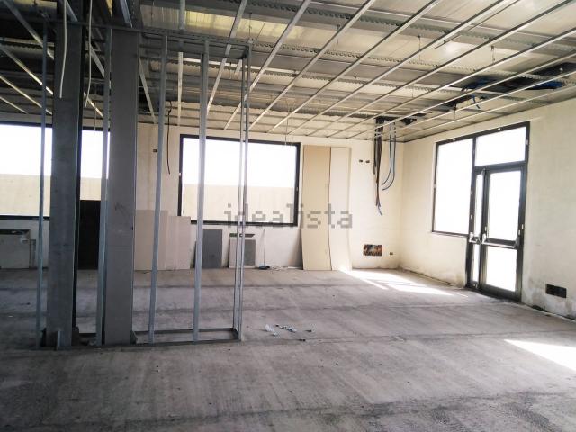 Locale Commerciale in affitto a San Giovanni La Punta, Sicilia
