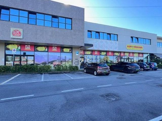 Locale Commerciale in affitto a Boltiere, Lombardia