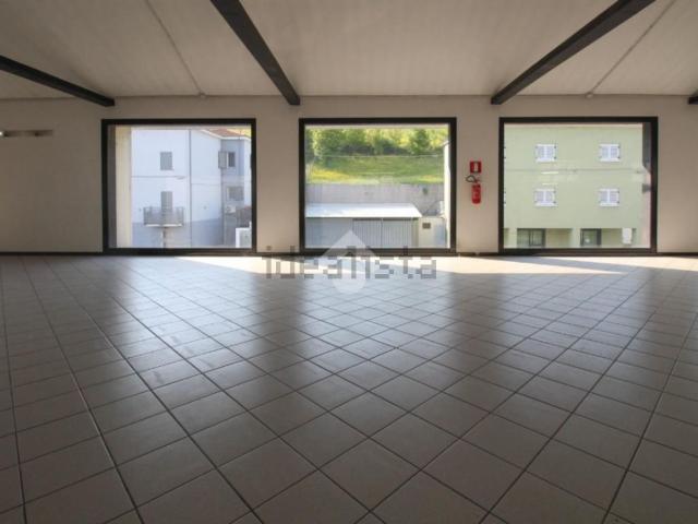 Locale Commerciale in affitto a Tresinaro - Secchia, Re