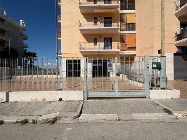 Locale Commerciale in affitto a Puglia, Barletta-andria-trani