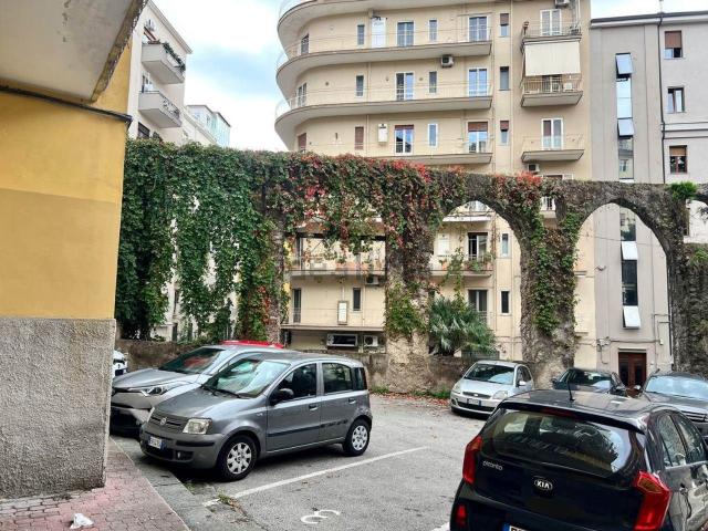 Locale Commerciale in affitto a Salerno, Campania