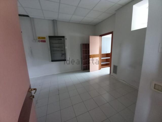 Locale Commerciale in affitto a Carrara, Marche