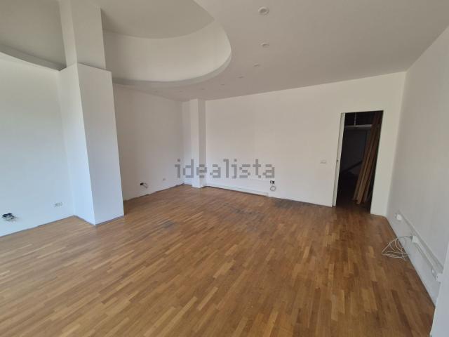 Locale Commerciale in affitto a Marche, Fermo