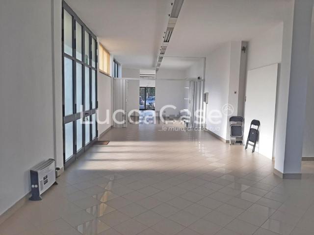 Locale Commerciale in affitto a Tempagnano di Lunata, Bagni Di Lucca Ponte