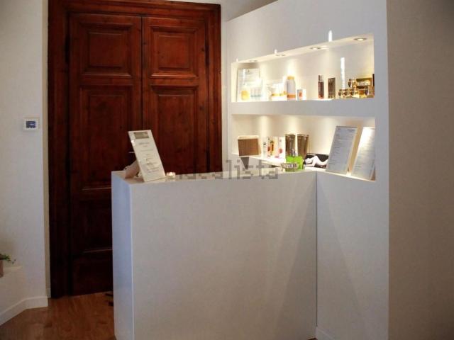 Locale Commerciale in affitto a Unione di Comuni della Romagna Forlivese, Quattro