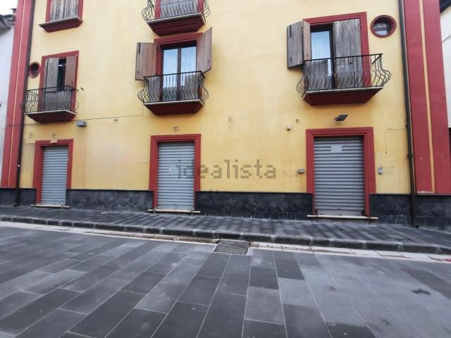 Locale Commerciale in affitto a Frignano, Campania