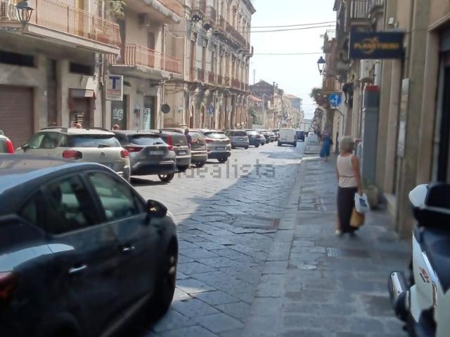 Locale Commerciale in affitto a Giarre, Sicilia