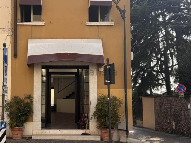 Locale Commerciale in affitto a Montichiari, Lombardia