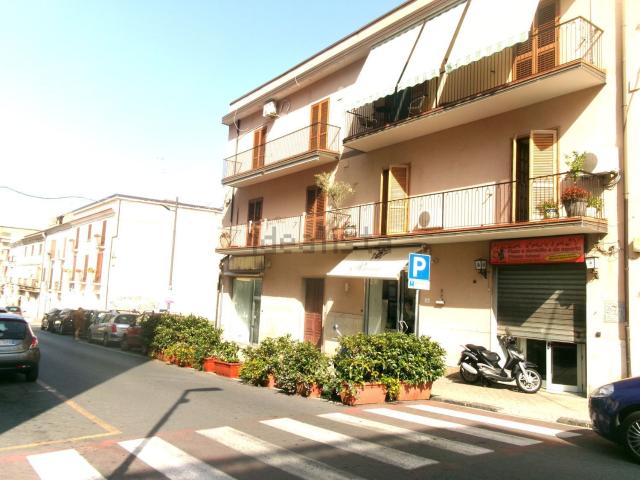 Locale Commerciale in affitto a Calabria, Cosenza