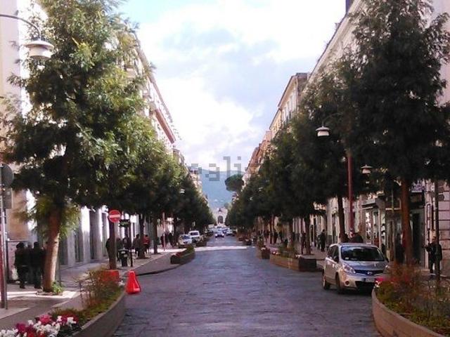 Locale Commerciale in affitto a Centro Storico, Caserta
