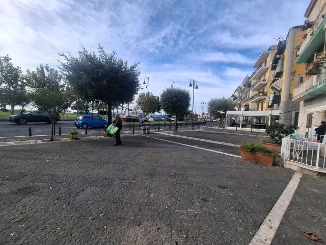 Locale Commerciale in affitto a Rione Ortodonico, Pozzuoli