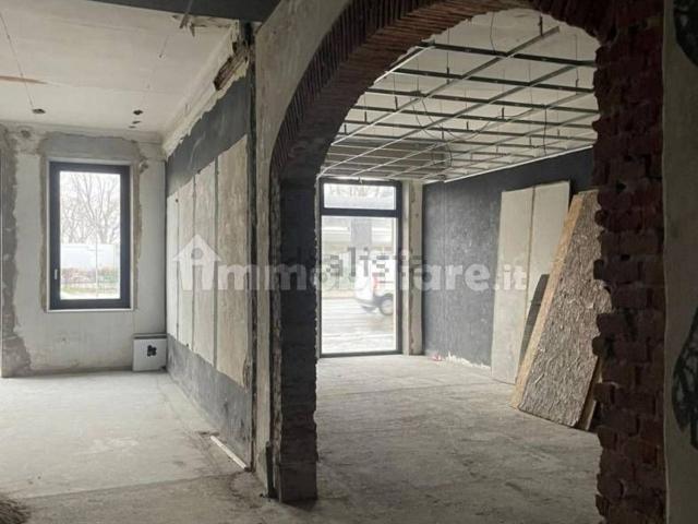 Locale Commerciale in affitto a Est, Brenzone