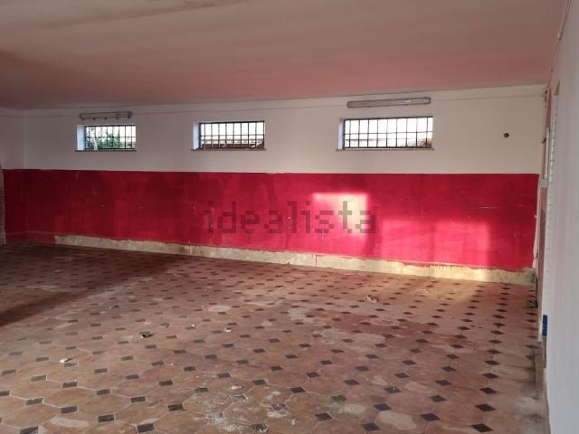 Locale Commerciale in affitto a Centro Regina, Roma Capitale