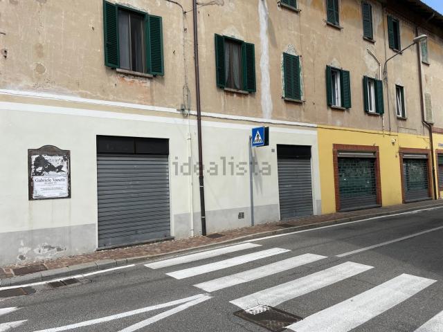 Locale Commerciale in affitto a Varano Borghi, Lombardia