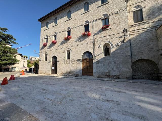 Locale Commerciale in affitto a Porta Romana, Marche