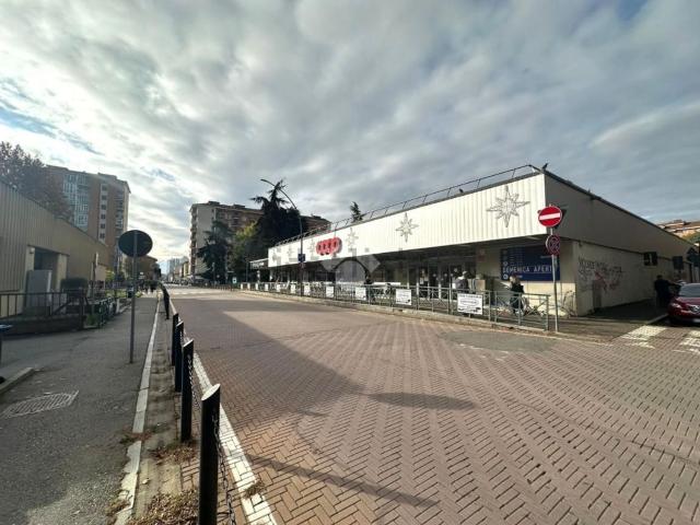 Locale Commerciale in affitto a Leumann, Piemonte