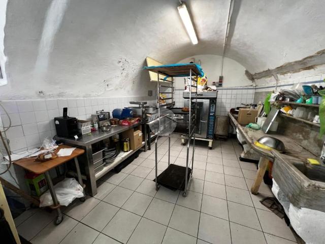 Locale Commerciale in affitto a Acquasanta, Mele