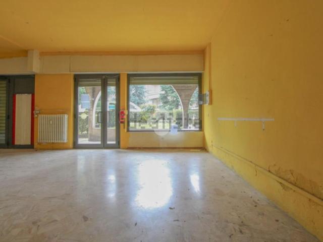 Locale Commerciale in affitto a Dorotina, Mozzo