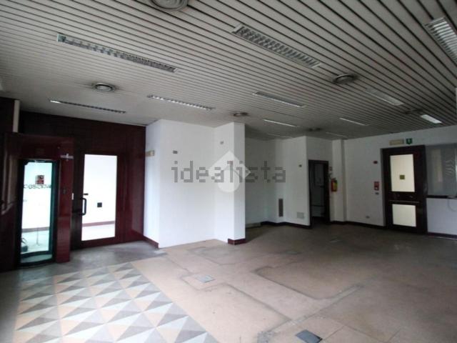 Locale Commerciale in affitto a Carnate, Lombardia