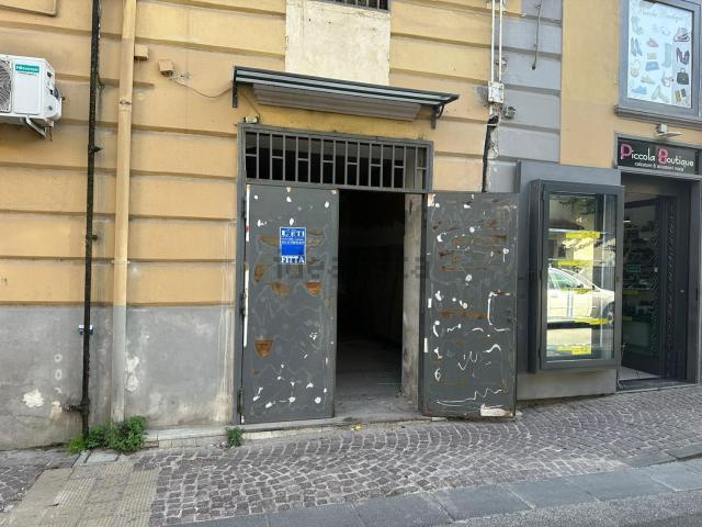 Locale Commerciale in affitto a Mugnano Di Napoli, Campania