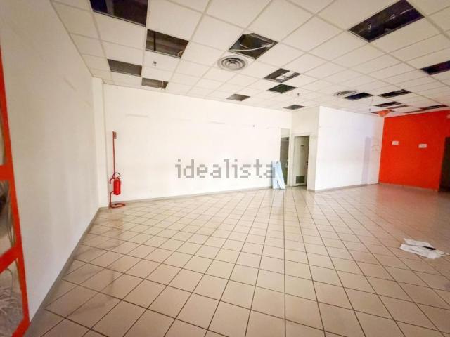 Locale Commerciale in affitto a Novate Brianza, Merate