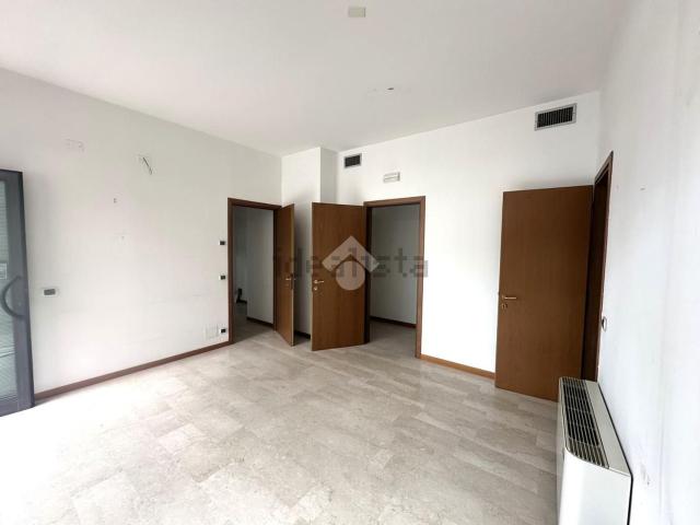 Locale Commerciale in affitto a Treville, Castelfranco Veneto