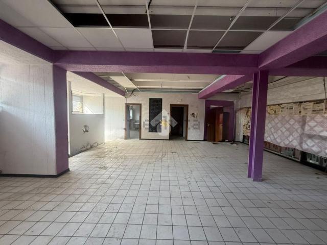 Locale Commerciale in affitto a Castiglione Delle Stiviere, Lombardia