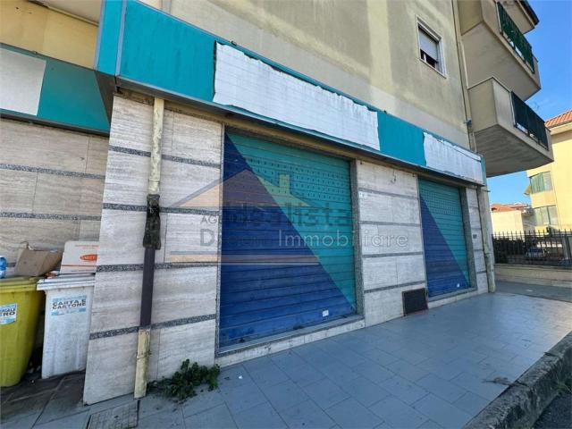Locale Commerciale in affitto a Giugliano In Campania, Campania