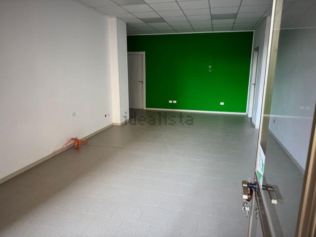 Locale Commerciale in affitto a Unione dei Comuni della Val Vibrata, Alba Adriatica