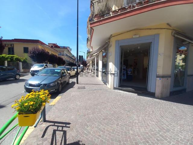 Locale Commerciale in affitto a Pomigliano D'arco, Campania