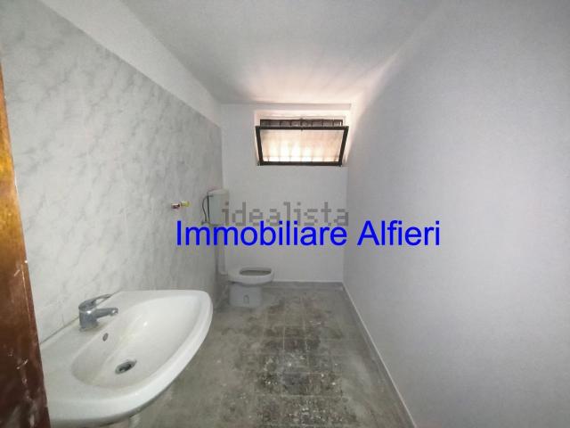 Locale Commerciale in affitto a Benevento, Campania
