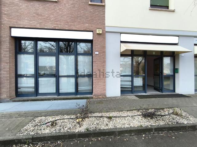 Locale Commerciale in affitto a Re, Reggio Emilia