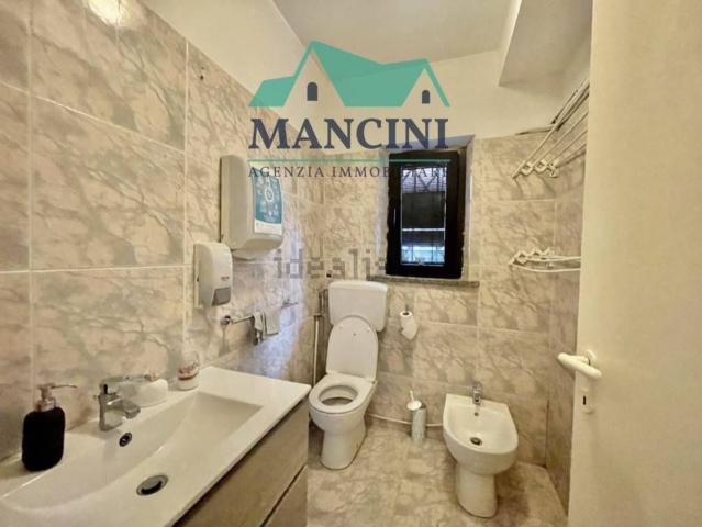 Locale Commerciale in affitto a Marche, Ancona