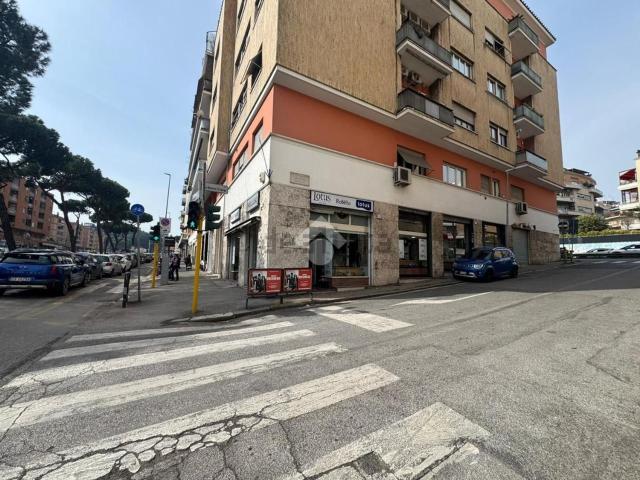 Locale Commerciale in affitto a Municipio Roma XIII, Roma Capitale