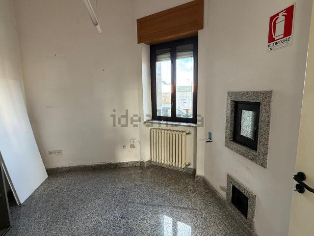 Locale Commerciale in affitto a Puglia, Lecce