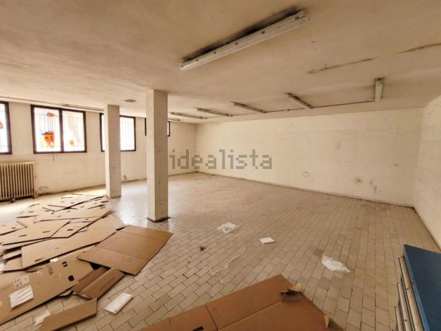 Locale Commerciale in affitto a Torreglia, Veneto