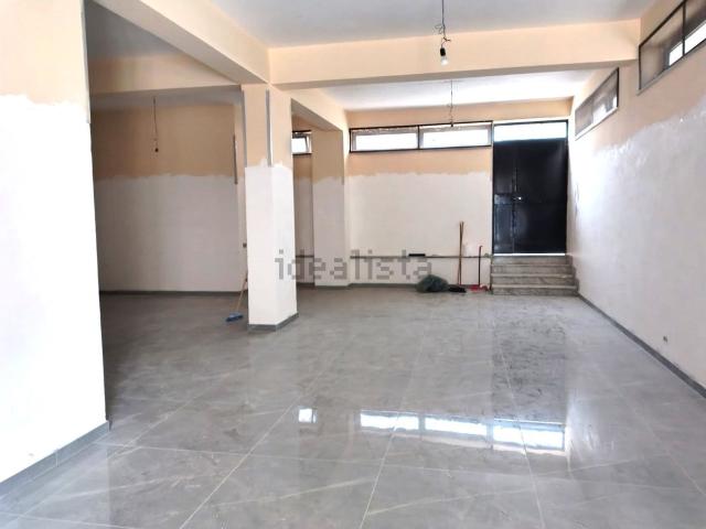 Locale Commerciale in affitto a Maddaloni, Campania