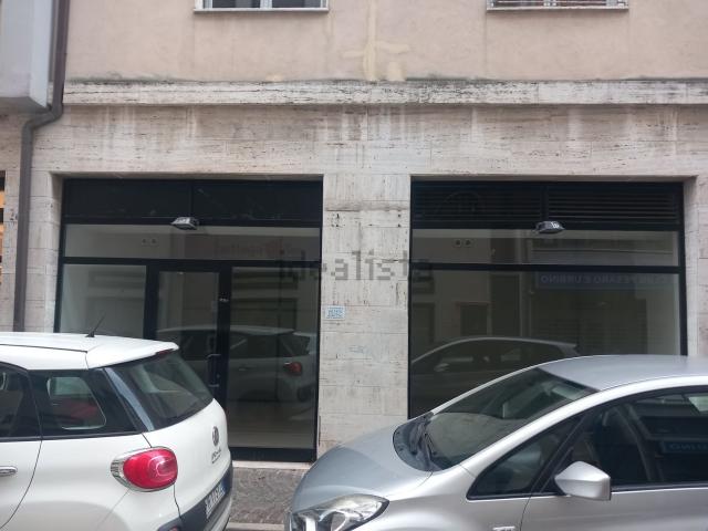 Locale Commerciale in affitto a Centro Storico, Marche